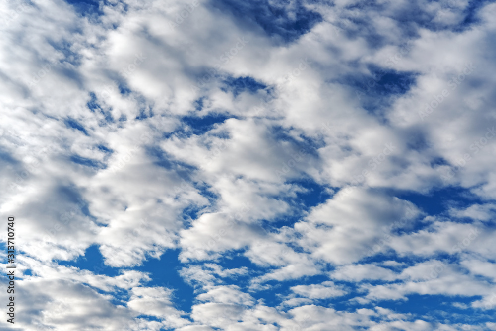 Naklejka premium Schöne weiße Wolken vor einem blauen Himmel 