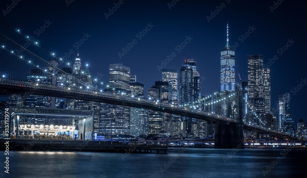Fototapeta Brooklyn Manhattan most noc niebieski miasto noc woda morze new york city budynki drapacz chmur oświetlenie miejskie odbitki