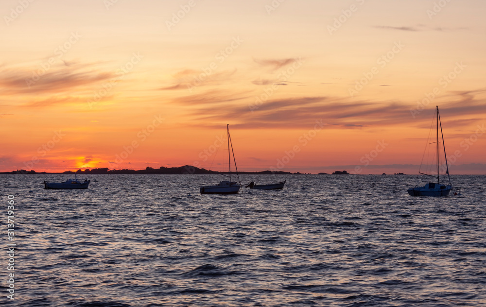 Boote ankern am Abend auf dem Meer