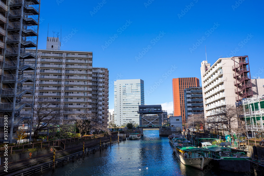 Fototapeta premium 東京 晴海、勝どき、月島 運河のある風景
