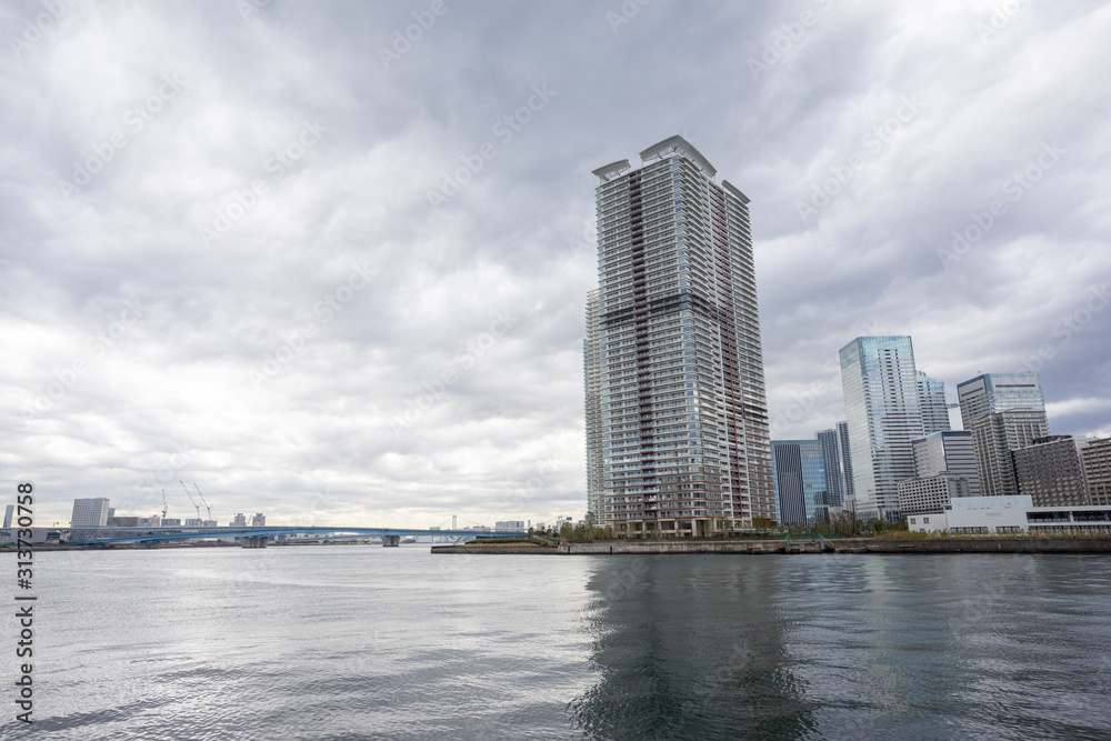 Obraz premium 東京 晴海 運河沿いの高層マンション