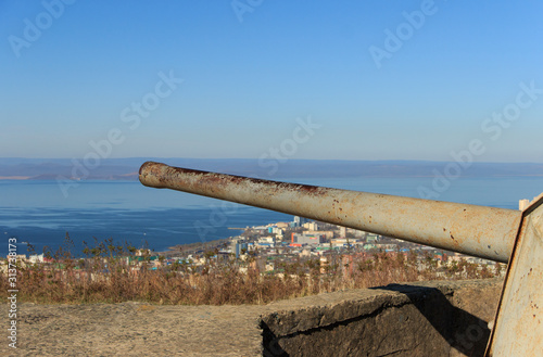 Soviet 130-mm gun B-13 at the top of the hill "Refrigerator on the background of the panorama of Vladivostok. © Сергей Рамильцев