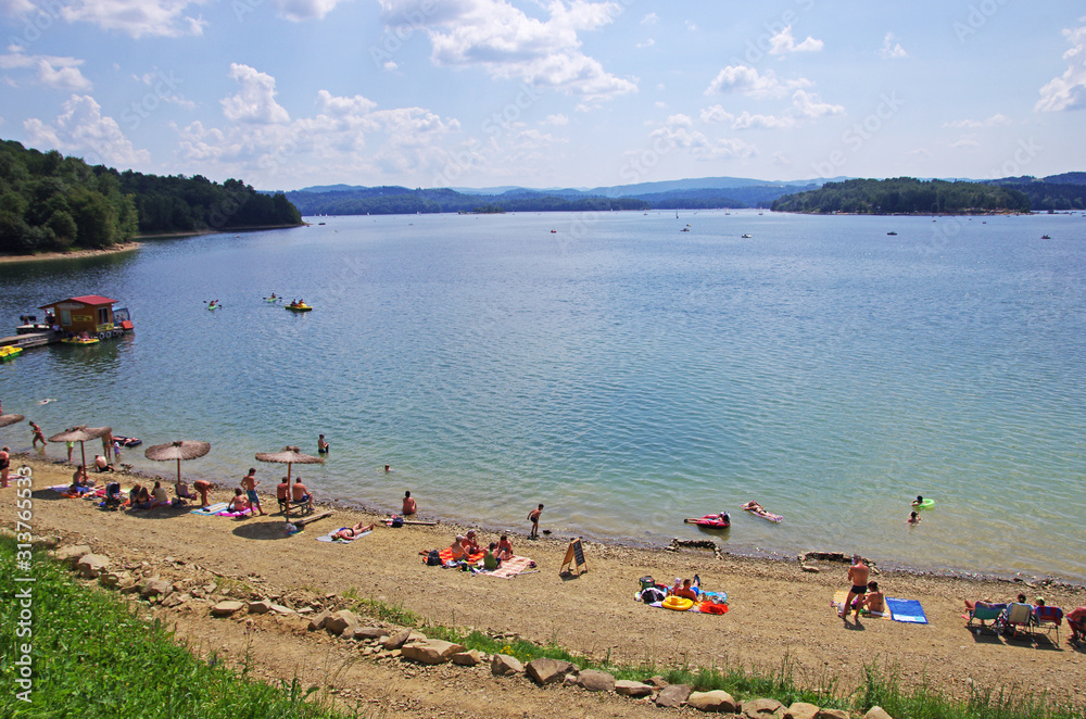 Plaża nad jeziorem Solina w Bieszczadach Plaża nad jeziorem Solina w Bieszczadach