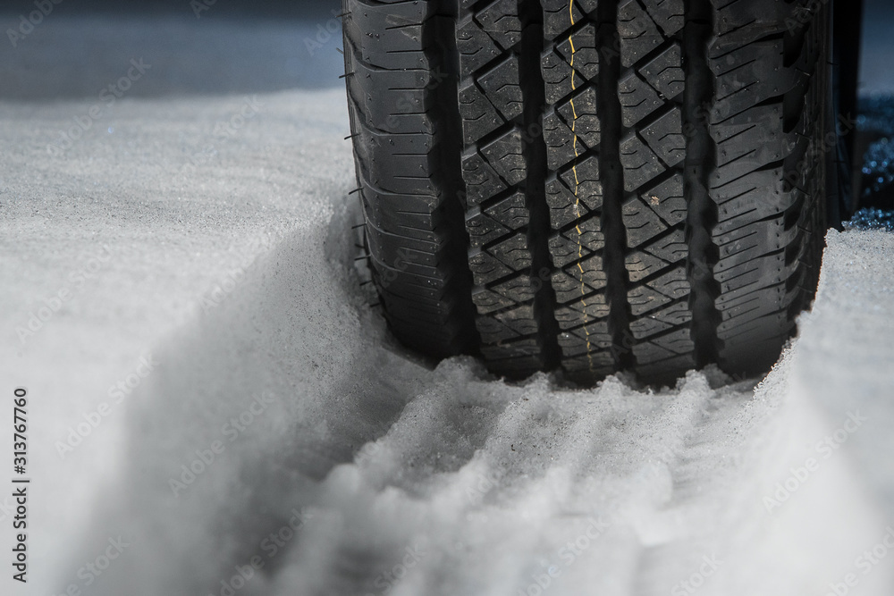 Foto de All terrain tire in snow. Snow track visible in snow with a