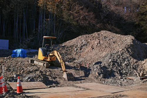 山林の手前にある宅地造成工事の現場