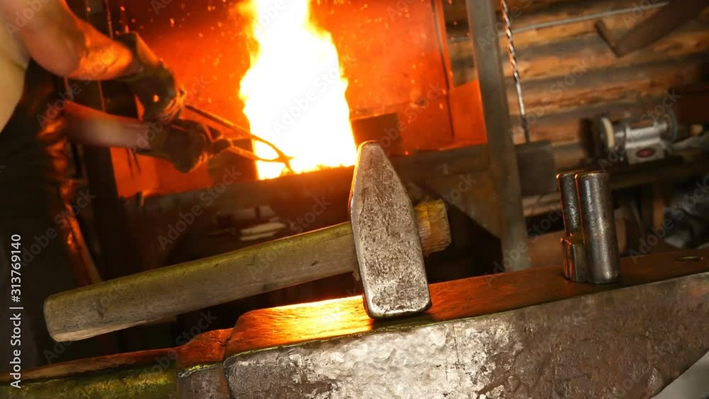 Forjar Inside forge. Hammer and anvil with forging furnace. Blacksmith goes to ...