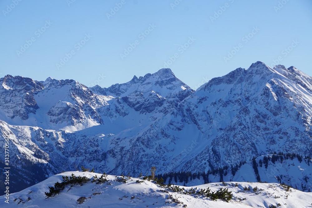 Fototapeta premium Winterliche Alpenkette vor blauem Himmel