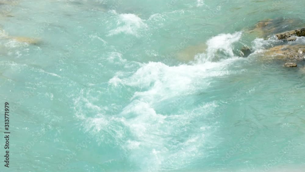rivière turquoise, vague gros plan