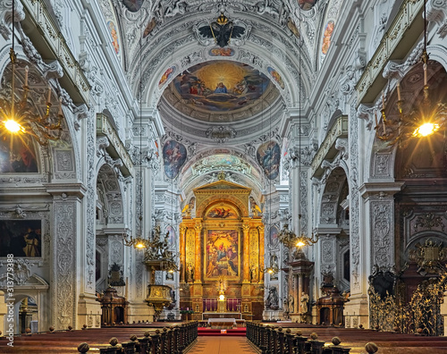 Obraz na płótnie Interior of Dominican Church in Vienna, Austria. Also known as the Church of St. Maria Rotunda, it was built in 1631-1634 in early Baroque style. w salonie