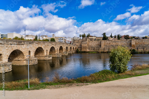 Puente Romano  the Roman Bridge in Merida with the Alcazaba  Extremadura  Spain