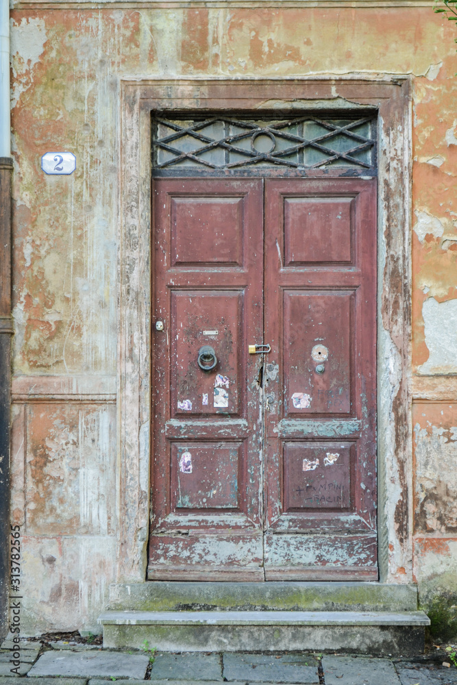A door, Lucca