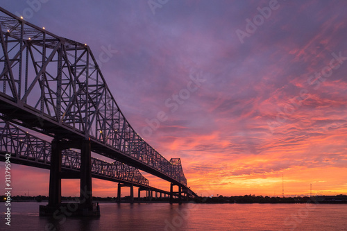 Fototapeta Naklejka Na Ścianę i Meble -  Mississippi Sunrise at New Orleans