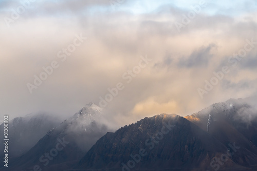 mystische Bergkulisse im Nebel