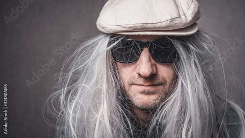 Portrait skuril crazy Mann graue lange Haare und Sonnenbrille mit Hut Var.1 photo