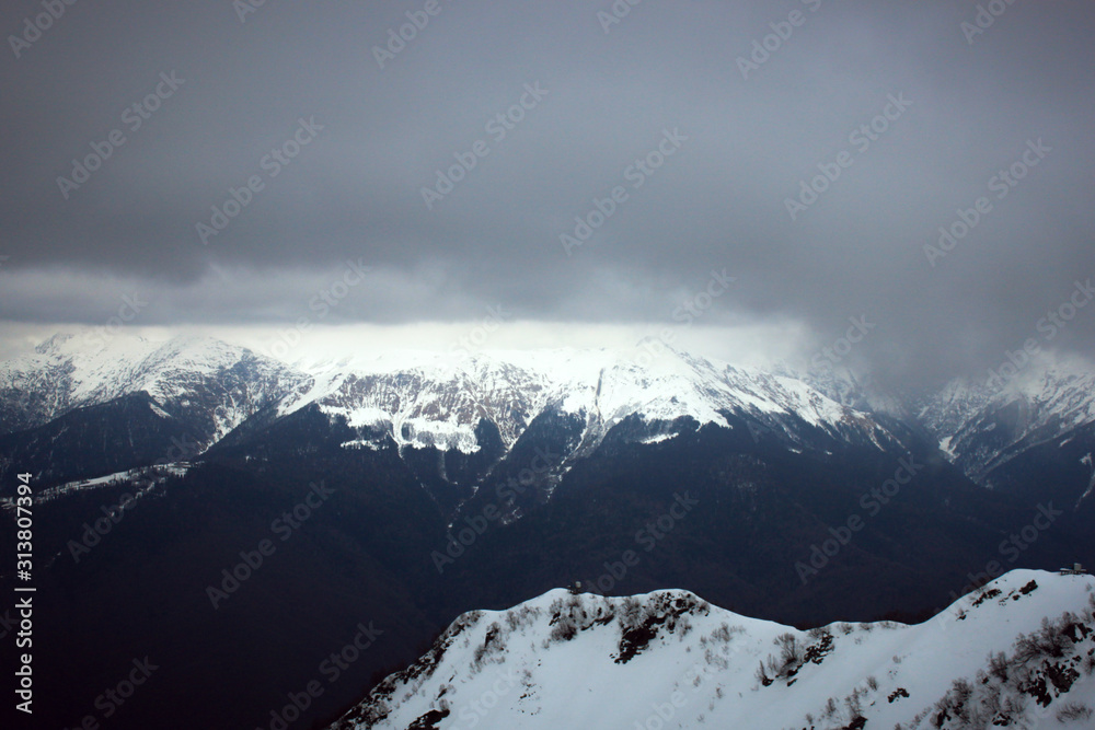 Obraz premium winter mountain landscape under gray clouds