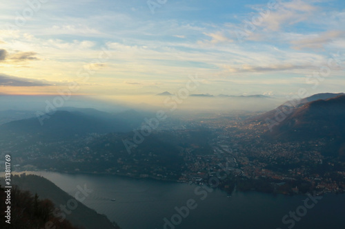 Panorama delle montagne e del lago di Como da Brunate in Lombardia, viaggi e paesaggi  © Sara