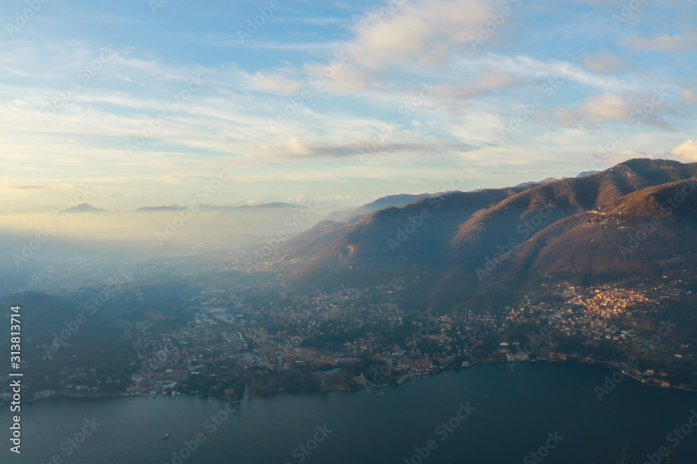 Panorama delle montagne e del lago di Como da Brunate in Lombardia, viaggi e paesaggi 