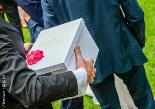 großes geschenk zur hochzeit photo