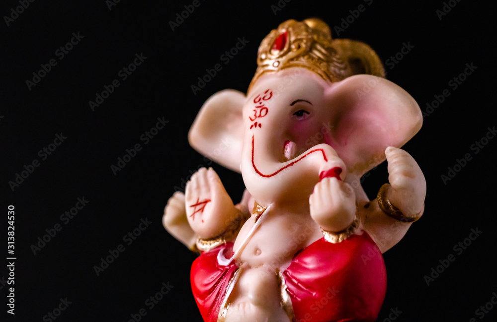 Somil Blessing God Ganesh Sitting with Chartra Two Side View Statue (Murti)  Idol Shopiece Handmade of Crystal Glass for Worship, Decoration, Car  Dashboard, Gift : Amazon.in: Home & Kitchen