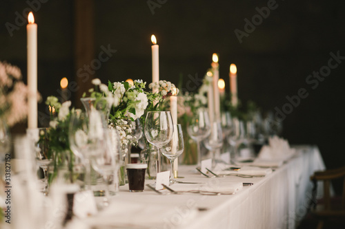 Gedeckte Hochzeitstafel