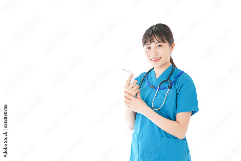 体温測定をする笑顔の若いナース