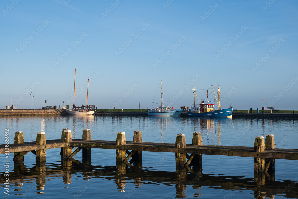 Ein Steg im Hafen von Volemdam/NL und Boote im Hintergrund