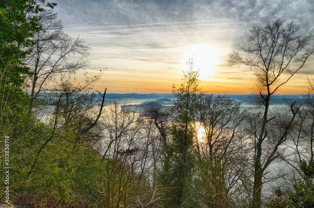 Ruhrtal und Baldeneysee bei Sonnenaufgang Ruhrtal und Baldeneysee bei Sonnenaufgang