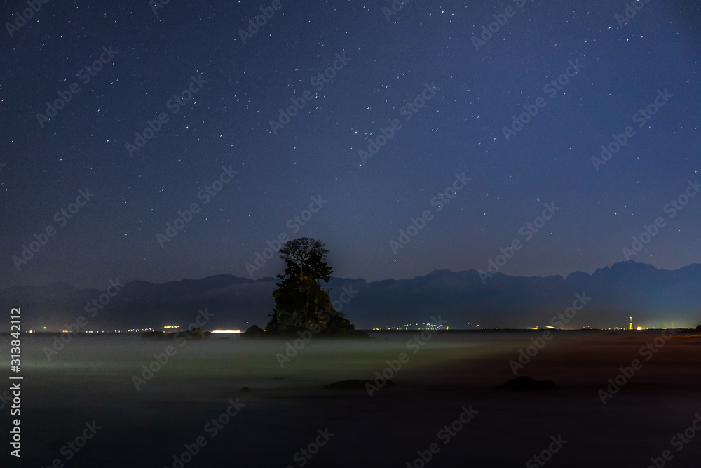 夜明け前の雨晴海岸から女岩と立山連峰に昇る星空 Stock Photo Adobe Stock