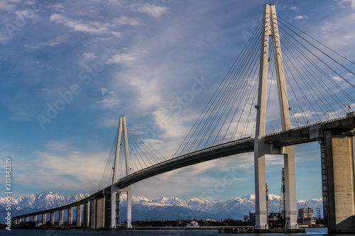 新湊大橋と白銀の立山連峰 © Umibozze