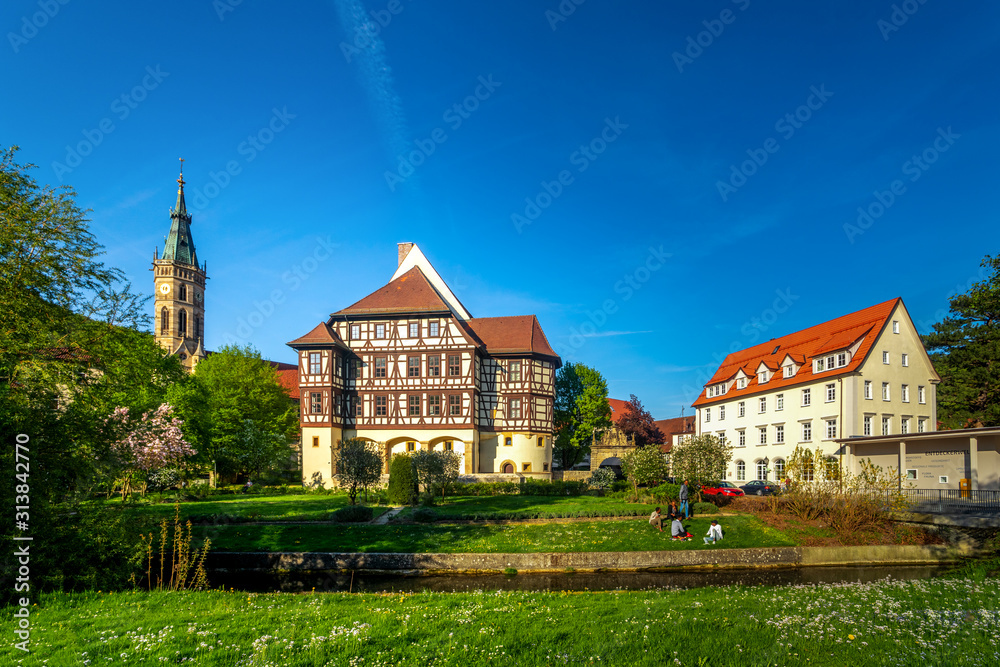Amandus-Kirchturm und Schloss, Bad Urach, Deutschland 