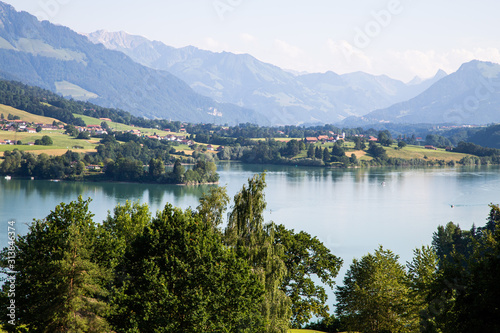 Paysage du lac de la gruyère en Suisse