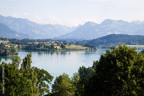 Paysage du lac de la gruy  re en Suisse