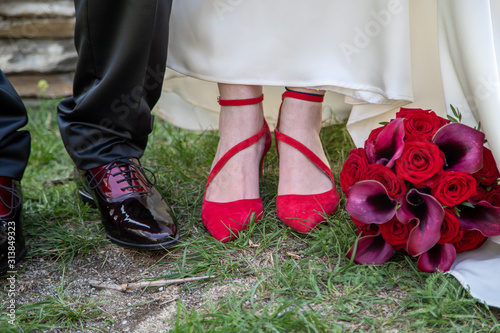 Pieds de mariés avec le bouquet de la marié le jour du mariage photo