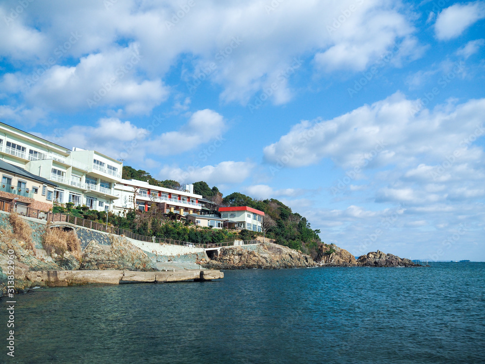 海岸沿いのホテルと瀬戸内海