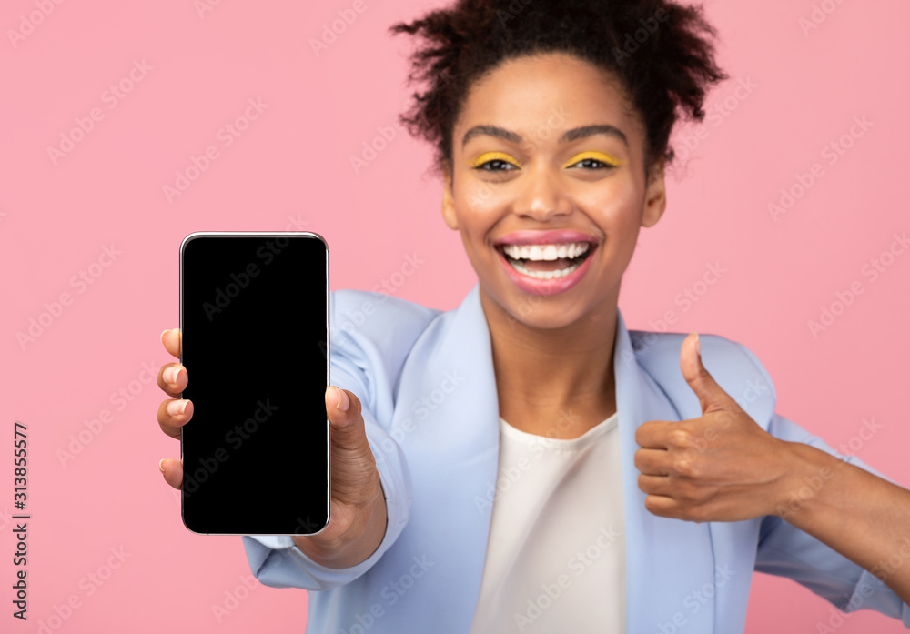 Fototapeta Amerykanin afrykańskiego pochodzenia dziewczyna pokazuje pustego telefonu komórkowego ekran
