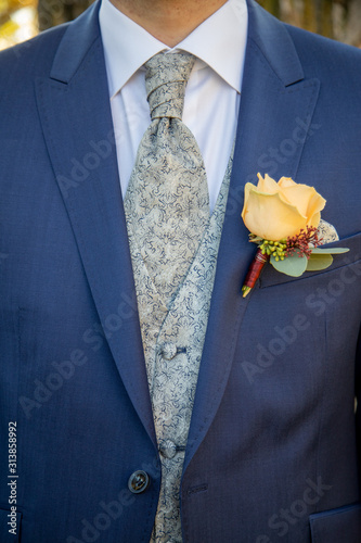 Détail d'un costard du marié le jour de son mariage photo