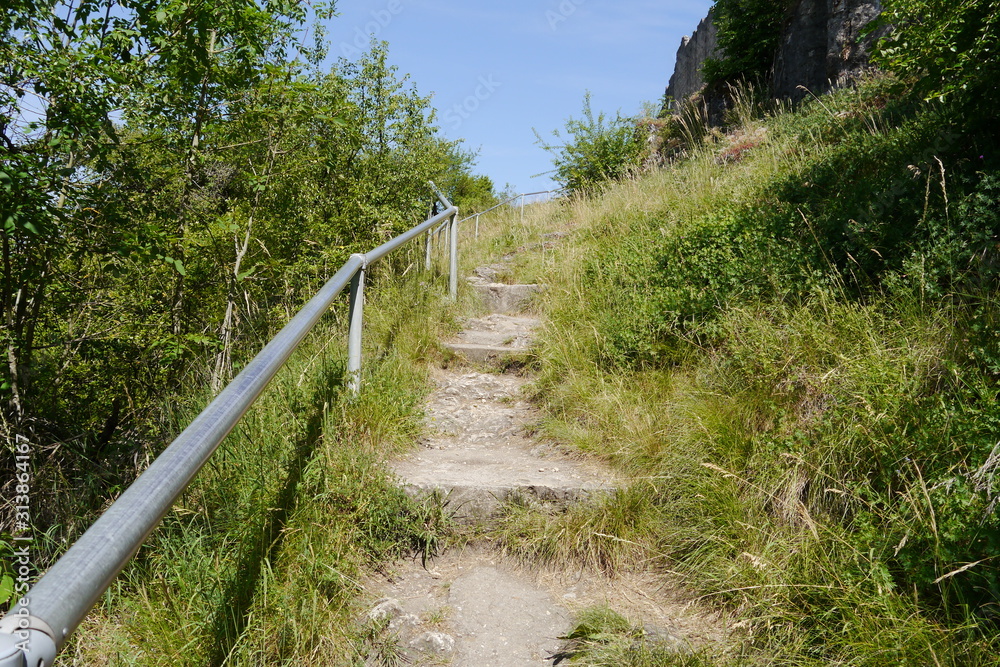Wanderweg mit Stufen und Geländer