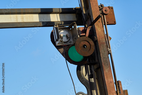 Nahaufnahme der Rückseite eines historischen mechanischen Formsignales photo