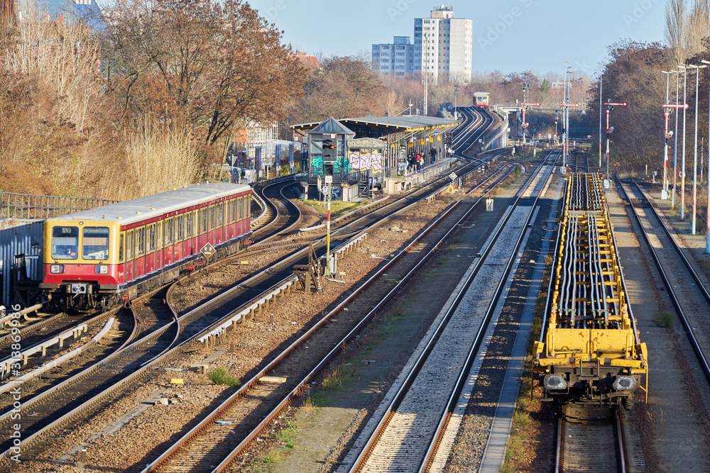 Fototapeta premium S-Bahn w Berlinie - dookoła stacji Neukölln i historycznych sygnałów kolejowych dalekobieżnych