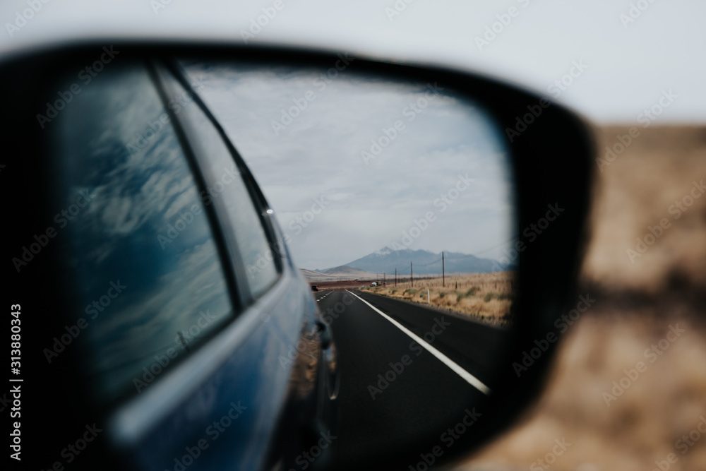 Reflet de la route dans le rétroviseur - Sur les routes du Grand Ouest Américain