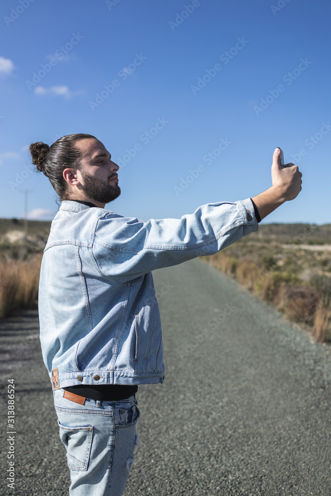 hombre con móvil hombre con móvil