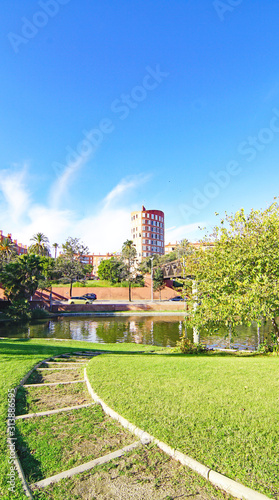 Jardines con puentes y estanque de la Nova Icaria, Barcelona, Catalunya, España, Europa