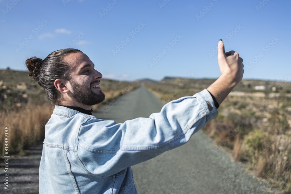 Fototapeta premium Hombre haciendo selfie