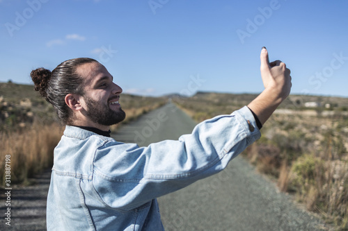 Hombre haciendo selfie