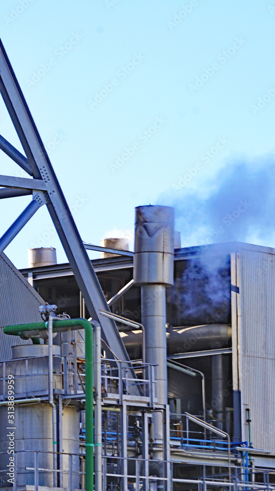 Humo de la central térmica de San Adria del Besós, Barcelona, Catalunya, España, Europa Humo de la central térmica de San Adria del Besós, Barcelona, Catalunya, España, Europa