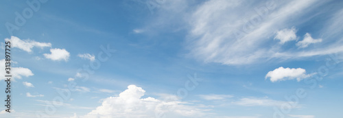 Niebo i chmury tropikalna panorama