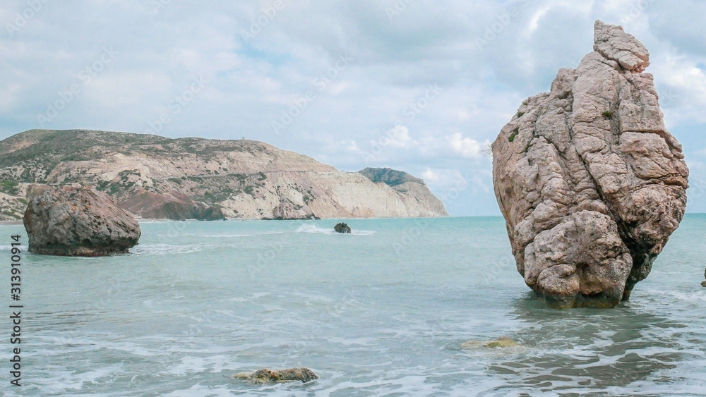 Naklejka premium Big Stones in a beautiful mlra with waves