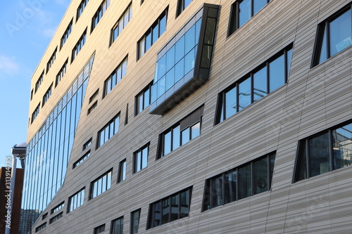 L'immeuble abritant le siège de la région Rhône Alpes situé à Lyon 2 ème, esplanade François Mitterrand - Ville de Lyon - Département du Rhône - France