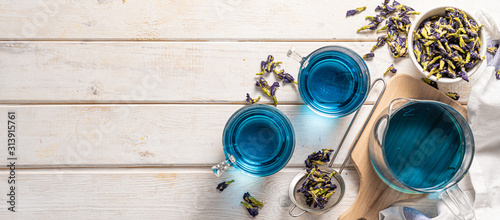 Panel kuchenny z motywem Blue tea in glass cups and glass teapod, white wood background, copy space
