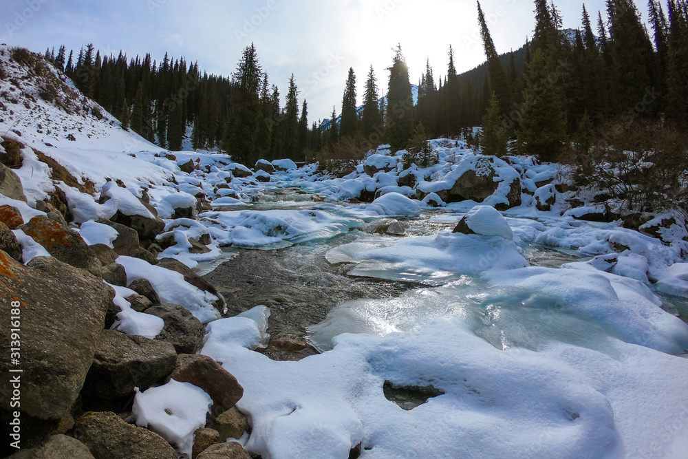アルティンアラシャンの冬の川 StockFoto Adobe Stock